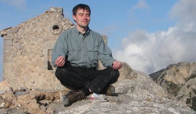 Lars meditiert auf dem Berg